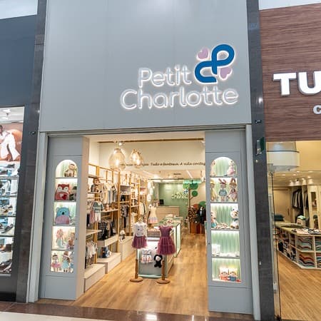 Logo da loja petit charlotte